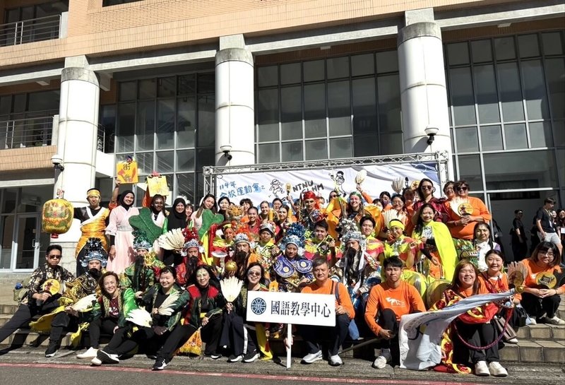 台灣師範大學國語教學中心課程結合台灣文化，帶學生體驗藍染、布袋戲、媽祖遶境等活動，帶外籍學員感受道地台灣味。（台師大國語中心提供）中央社記者許秩維傳真　115年2月15日