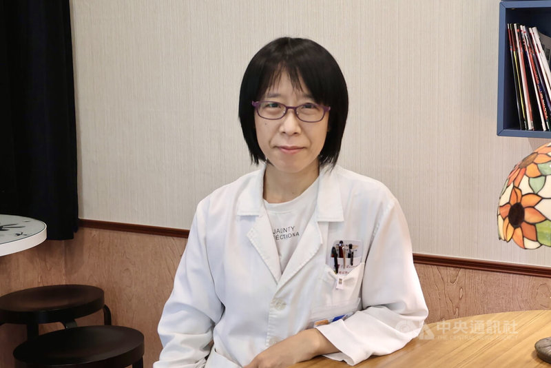 員榮醫院營養師童雅惠（圖）表示，過年期間接續大餐，加上久坐、作息不規律，易導致餐後血糖大幅波動，建議把握進食順序、澱粉代換等4原則，可降低血糖失控機率。中央社記者鄭維真攝　115年2月15日