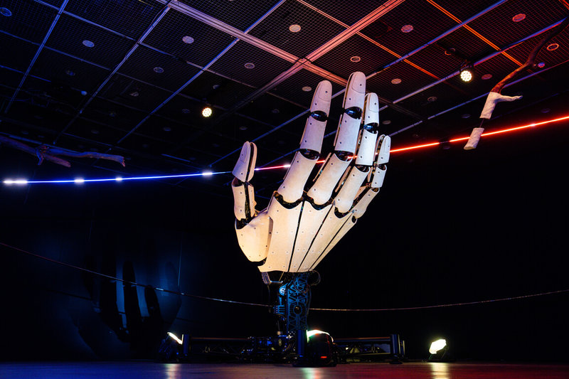 台灣當代藝術團體「豪華朗機工」受台中國家歌劇院之邀進入劇場，推出首部劇場版作品「最後一問」，將於4月15日到19日演出，用科技召喚生命與人性的純真。（台中國家歌劇院提供）中央社記者趙靜瑜傳真　115年2月15日