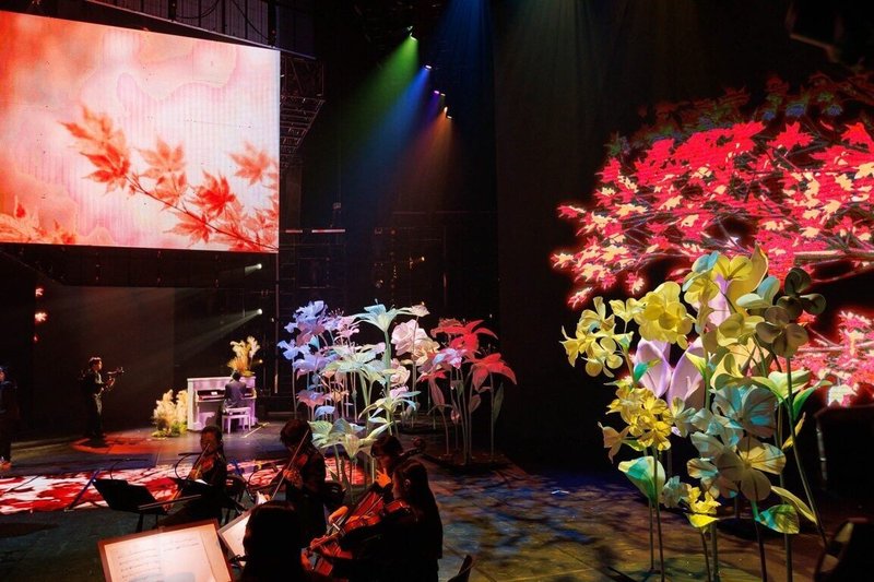 春節節目「2026 WE ARE 我們的除夕夜」中，將有歌手Bii畢書盡、黃偉晉Wayne、Ray黃霆睿、邱鋒澤帶來「島嶼四季交響」主題，舞台由巨型花藝紙雕作為背景。（中華文化總會提供）中央社記者王寶兒傳真　115年2月15日