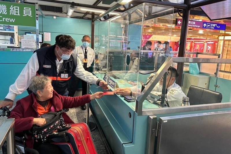 內政部移民署特別製作限量版「2026馬年小紅包」，除夕到初二期間，在出、入境查驗櫃檯發送給小朋友及年長者等旅客，獻上新年祝福。（移民署國境事務大隊提供）中央社記者吳睿騏桃園機場傳真　115年2月15日