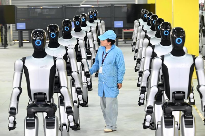 中國人形機器人市場大幅成長，圖為2025年12月26日，廣西柳州第1000台工業人形機器人Walker S2下線，工人正在檢查。（中新社提供）中央社　115年2月15日