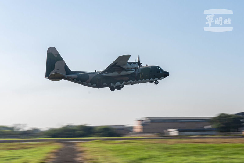 農曆春節期間，空軍C-130H運輸機待命執行春節疏運任務。（軍聞社提供）中央社記者吳書緯傳真　115年2月15日
