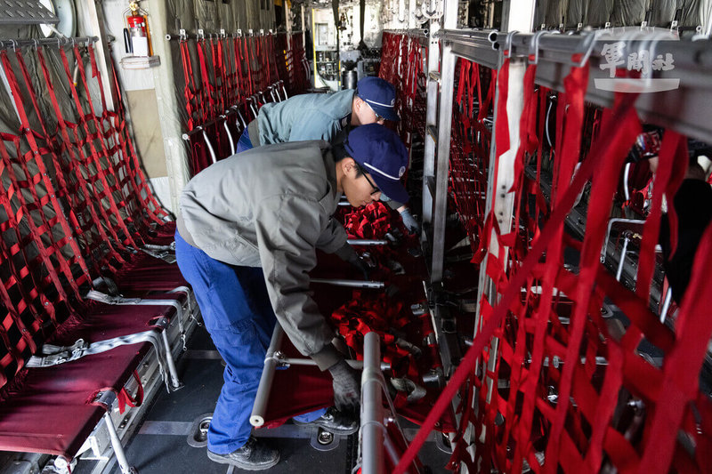 因應春節疏運任務，為配合載運民眾需求，C-130H運輸機於艙間設置座椅。（軍聞社提供）中央社記者吳書緯傳真　115年2月15日