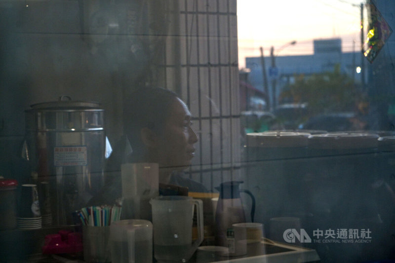 屏東東港港邊一家飲料店老闆娘主動打破藩籬，向漁工學印尼語博感情，與顧客發展出真誠友誼，漁工都稱她為「姐姐（Cece）」。中央社記者黃郁菁攝　115年2月15日