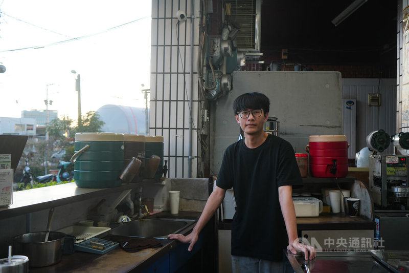 屏東東港飲料店老闆娘「姐姐(Cece)」友善外籍漁工,她的兒子也承襲待客之道,漸漸學會與漁工輕鬆閒聊。中央社記者黃郁菁攝 115年2月15日