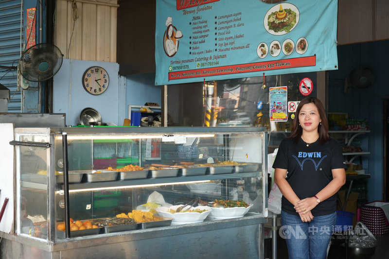 來自印尼的新住民安娜（圖），看準屏東東港漁港與周邊工廠移工商機，在港邊開設便當店；多年來，不僅以家鄉菜暖了漁工的胃，也以人際支持接住他們的心。中央社記者黃郁菁攝　115年2月15日