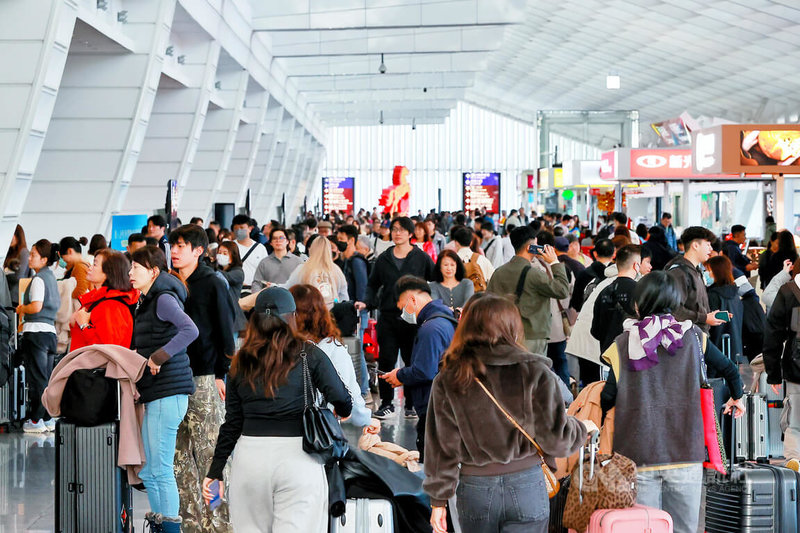 長達9天的農曆春節連假出國旅遊爆發，桃園國際機場公司表示，大量託運行李處理需時間消化，航空、地勤公司等單位也確保人力投入充足及設備運作順利，提醒旅客於航班起飛前3小時抵達。中央社記者吳睿騏桃園機場攝　115年2月15日