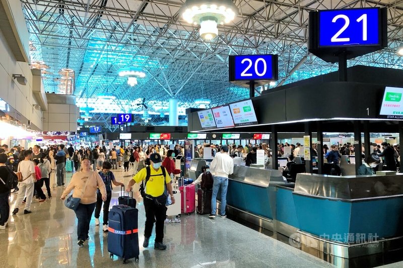 桃園國際機場公司表示，長達9天的農曆春節連假出國旅遊爆發，根據統計，桃機14日旅客運量約16.9萬人次，15日小年夜旅客運量雖略下降，預計仍有約15.5萬人次。中央社記者吳睿騏桃園機場攝　115年2月15日