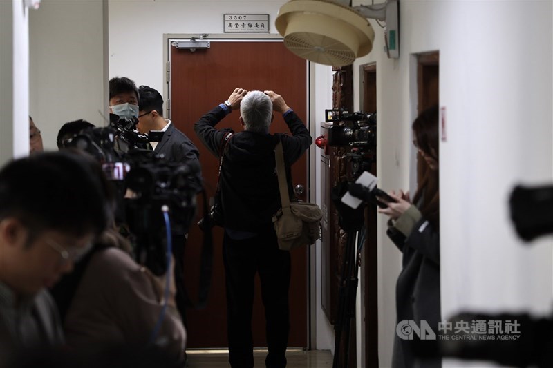 北檢偵辦立委高金素梅涉詐助理費等案，13日另約談剛返台的陳姓國會辦公室主任，複訊後諭令30萬元交保並限制出境出海。圖為檢調10日搜索高金素梅國會辦公室後帶走大批證物。（中央社檔案照片）