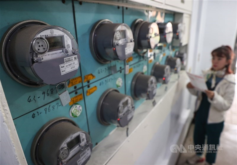 圖為台北市一處住宅民眾查看電表。（中央社檔案照片）