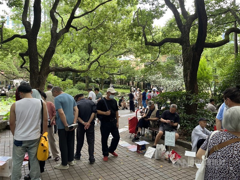 中國一胎化政策造就農村眾多的「男光棍」；但在城市，眾多女性找不到心目中的理想對象，產生了眾多的「女光棍」，形成奇特反差。圖為上海市人民公園內知名的「相親角」，總有眾多的未婚男女及家長們擺出擇偶條件，尋求好姻緣。（中央社檔案照片）