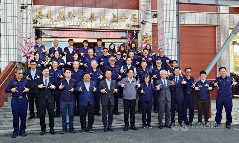 總統賴清德（前排左6）15日上午在內政部長劉世芳（前排右6）、警政署長張榮興（前排右5）、嘉義縣長翁章梁（前排左5）、民進黨立委蔡易餘（前排左4）、陳冠廷（前排左3）等人陪同下，到嘉義縣警察局水上分局慰勉警察人員，並一起擺出Team Taiwan手勢合影。中央社記者蔡智明攝　115年2月15日