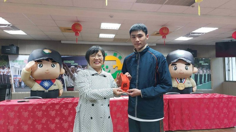 內政部長劉世芳（左）15日赴成功嶺替代役訓練班，致贈替代役訓練班春節留守人員慰勞金。（內政部提供）中央社記者吳書緯傳真　115年2月15日