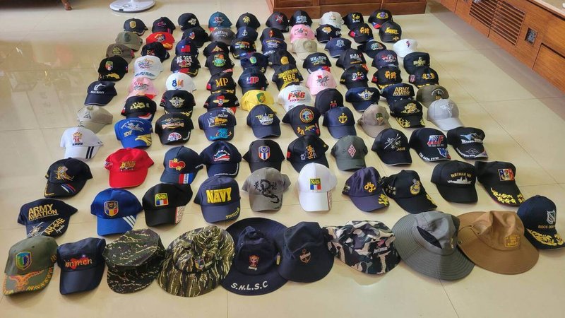 宜蘭文史工作者陳榮楷常撰寫藏頭文送給三軍將領，感謝他們保家衛國，因此常獲回贈國軍紀念帽。這11年來，他已收到210頂各式軍種帽子，陸海空各單位皆有，琳瑯滿目、五彩繽紛。（陳榮楷提供）中央社記者沈如峰傳真　115年2月15日
