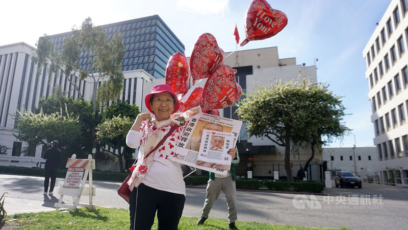 長期為香港民主發聲的「視覺藝術家協會」主席劉雅雅（Ann Lau）（圖）14日帶著紅色心型氣球在洛杉磯中國領事館前，聲援黎智英。她表示，每個香港人都熱愛香港，希望香港能夠保持自由、繁榮。中央社記者林宏翰洛杉磯攝　115年2月15日