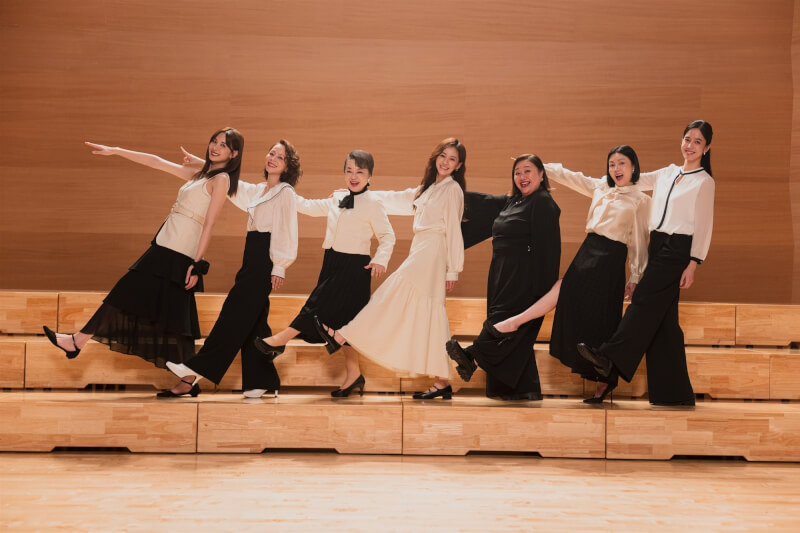 電影「陽光女子合唱團」匯聚多名女星卡司歌舞演出,圖左起為藝人安心亞、孫淑媚、翁倩玉、陳意涵、鍾欣凌、苗可麗及陳庭妮。(星光佳世提供)