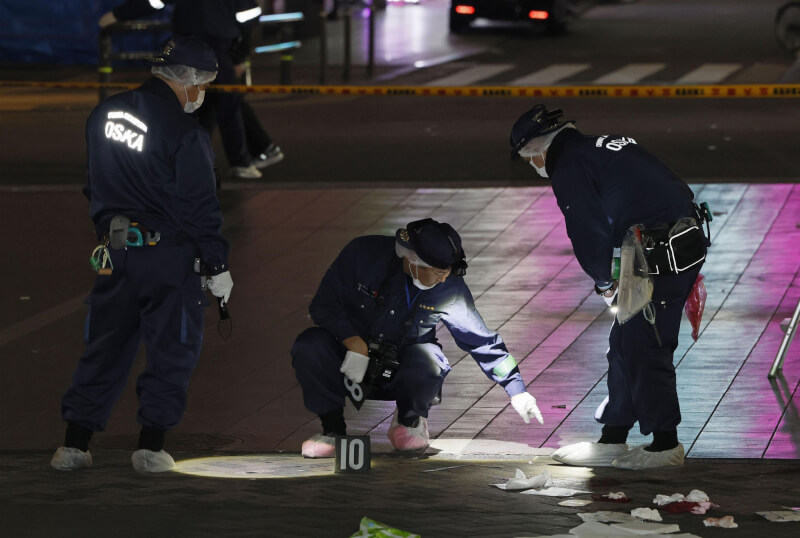 圖為警方調查案發現場。（共同社）