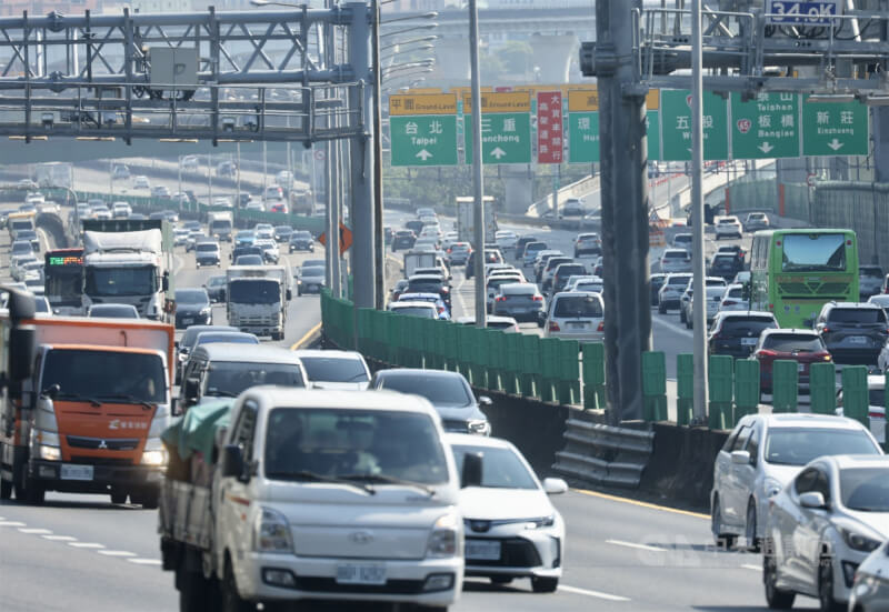 圖為國道1號五股泰山路段車流。（中央社檔案照片）