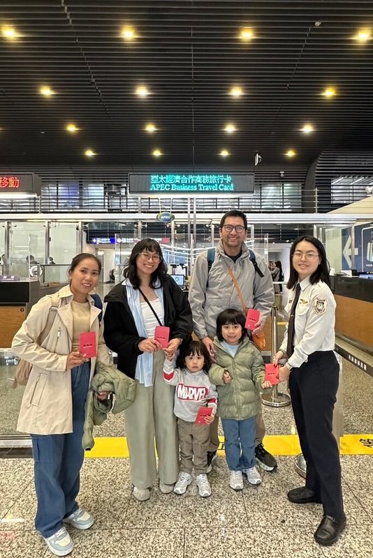 農曆春節連假展開，移民署國境事務大隊呼籲旅客多加利用自動查驗通關系統（e-Gate），加速通關流程、縮短等候時間，為便利孩童父母使用，移民署也在e-Gate閘道旁設置「親子友善櫃檯」。（移民署國境事務大隊提供）中央社記者吳睿騏桃園機場傳真　115年2月15日