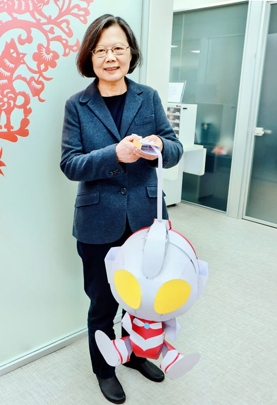 前總統蔡英文提著大型「超人力霸王」提燈。（蔡英文辦公室提供）中央社記者葉素萍傳真　115年2月15日