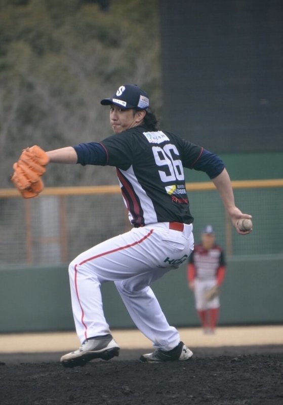 吳冠儒1月前往日本熊本，在火之國沙羅曼達隊的練習賽中登板投球。（火之國沙羅曼達隊提供）中央社記者吳書緯傳真　115年2月15日