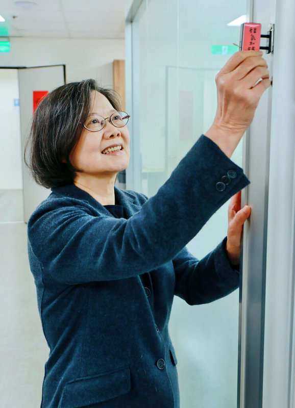 前總統蔡英文在辦公室掛上「福氣加碼」小燈箱。（蔡英文辦公室提供）中央社記者葉素萍傳真　115年2月15日