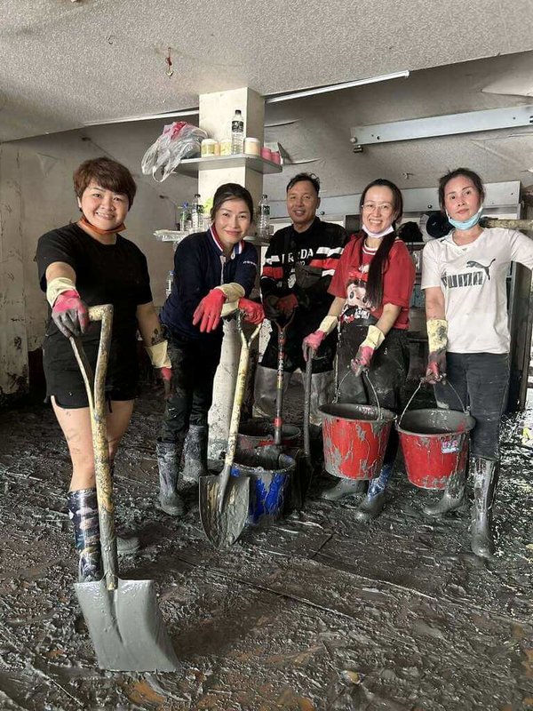 從越南嫁到花蓮的陶氏桂，來台生活17年，早已融入地方，2025年馬太鞍溪堰塞湖釀災，立即號召新住民們到災區當義工，鏟污泥、幫長者整理房子、發物資，陸續服務10多天。（陶氏桂提供）中央社記者李先鳳傳真　115年2月15日