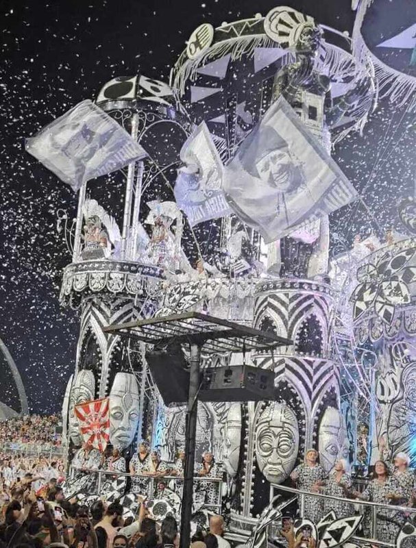 聖保羅嘉年華森巴學校遊行與街頭音樂隊伍吸引數百萬人參與,這場全球知名的文化盛事,不僅是巴西人展現音樂、舞蹈與創意的舞台,也反映社會議題。(「愛之贈予」提供)中央社記者唐雅陵聖保羅傳真 115年2月15日