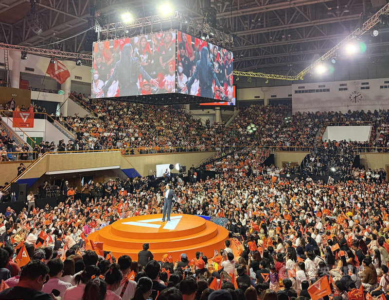 泰國大選前各政黨的造勢場合中，不時能聽見候選人談論LGBTQ權益及相關政見，顯見LGBTQ議題仍圍繞在政治場域中，並持續受關注。圖為進步派人民黨選前造勢活動，攝於2月7日。中央社記者李宗憲曼谷攝　115年2月15日