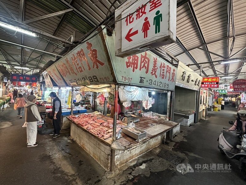 即將改建的台北市東門市場，因歷史背景，聚集許多眷村美食攤分散至市場內攤及外攤。圖為東門市場現況。中央社記者劉建邦攝　115年2月16日