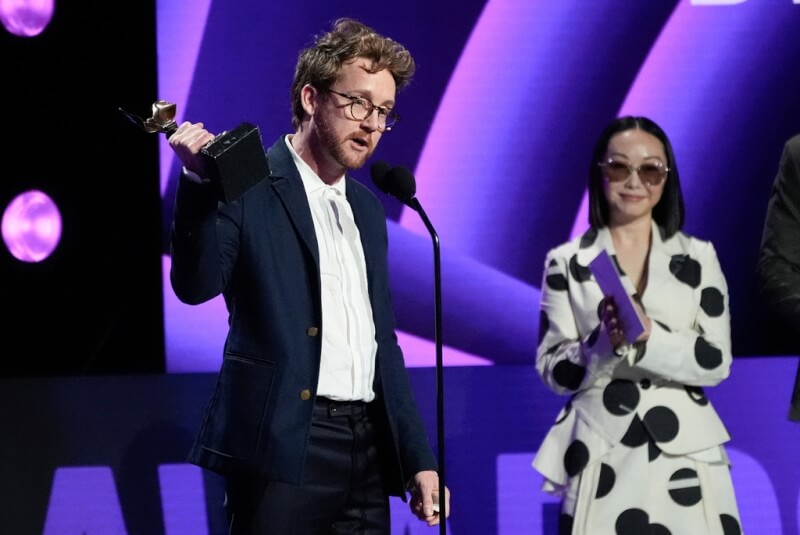 克林特班特利（左）以「火車大夢」抱回獨立精神獎最佳導演。（美聯社）