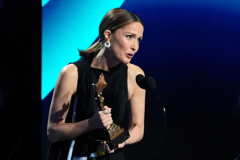 蘿絲拜恩以「媽的踹爆你」抱回獨立精神獎最佳主角。(美聯社)