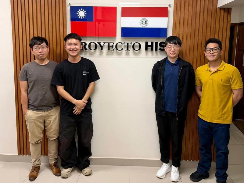 現役外交替代役洪沁毅（左2）去年11月加入駐巴拉圭技術團的「醫療資訊管理效能提升計畫」。（洪沁毅提供）中央社記者楊堯茹傳真　115年2月16日