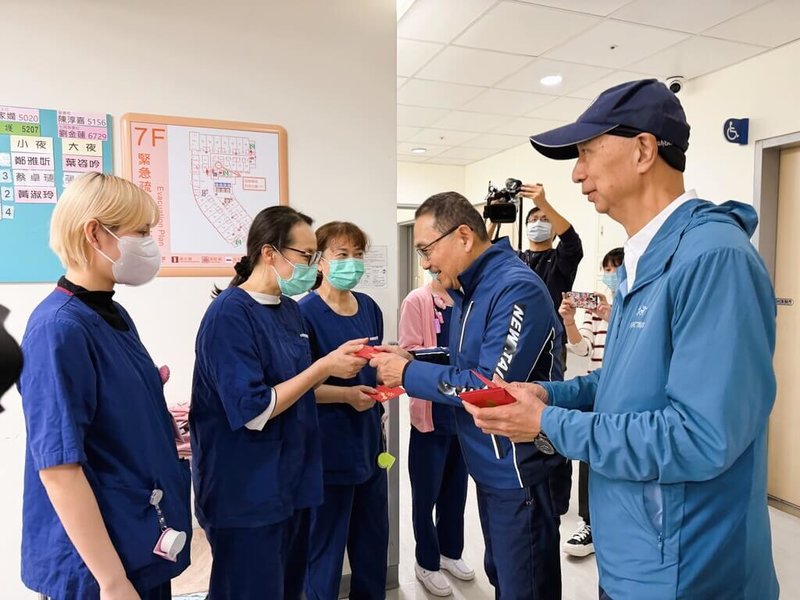 新北市長侯友宜（左4）16日除夕前往新北市立聯合醫院三重院區，向春節期間值勤的醫護與後勤團隊致敬，並發送新春福袋表達感謝。（新北聯醫提供）中央社記者曹亞沿傳真　115年2月16日