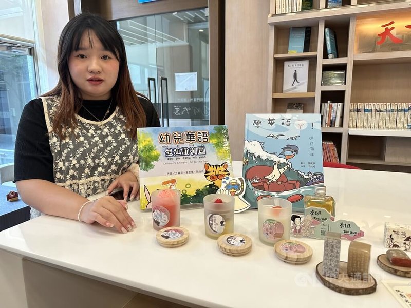 逢甲大學中國文學系學生周禹妡說，分析宋代詞人李清照詞作，找出作品中香味，製作香氛蠟燭，以香氛作為媒介，讓文學成為可體驗的氛圍。中央社記者趙麗妍攝　115年2月16日