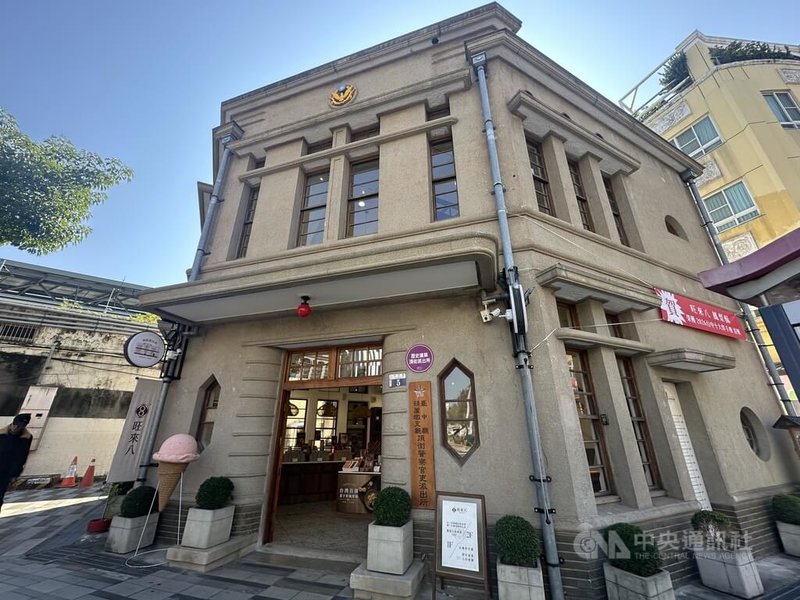 日治「舊頂街派出所」位於台中市豐原火車站前,創設於日治明治39年(1906年),至今仍保留警徽、木框窗及木製大門,2002年台中縣政府公告登錄為歷史建築。中央社記者趙麗妍攝 115年2月16日