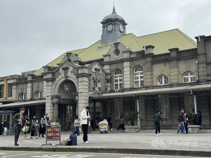 新竹市政府推出「風城印記」數位集章活動，邀民眾在春節期間走訪「山、湖、海」景點，3月31日前完成任務還能獲抽獎資格。圖為集章活動的景點之一「新竹火車站」。中央社記者魯鋼駿攝　115年2月16日