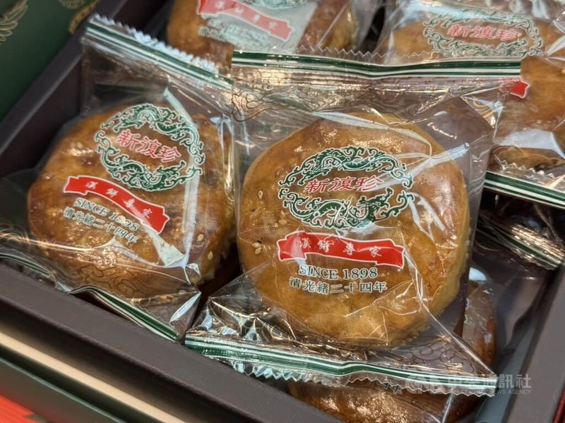 新竹市新復珍商行的人氣餡餅竹塹餅，主要融合蔥香、豬肉與冬瓜泥等，鹹甜的滋味成為許多民眾年節拜拜、贈禮的人氣單品。中央社記者魯鋼駿攝　115年2月16日