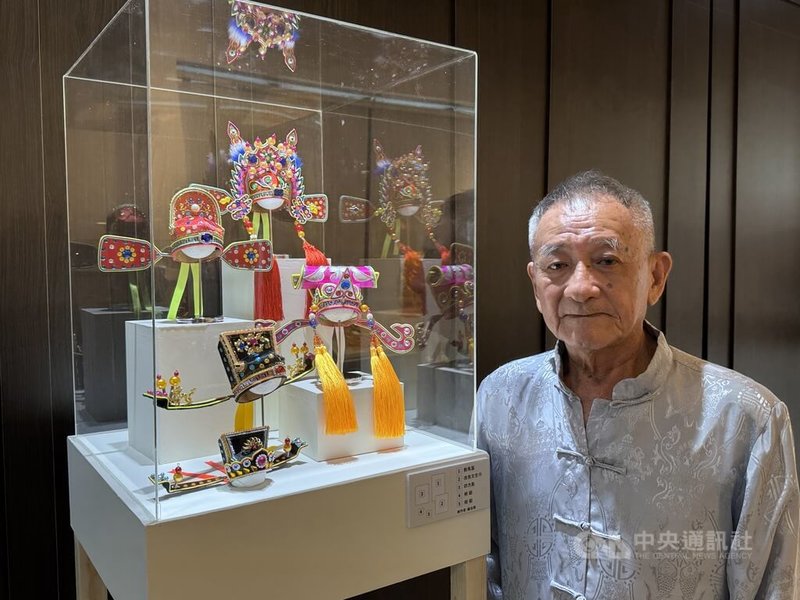 工藝師蘇志榮（圖）從小就對布袋戲情有獨鍾，在12歲時拜師學藝，1979年創立「錦五洲掌中劇團」，以生動的戲偶操作和渾厚的口白聲名遠播。他為了掌中戲偶開始製作頭盔，意外成就了一生工藝。中央社記者林巧璉攝　115年2月16日