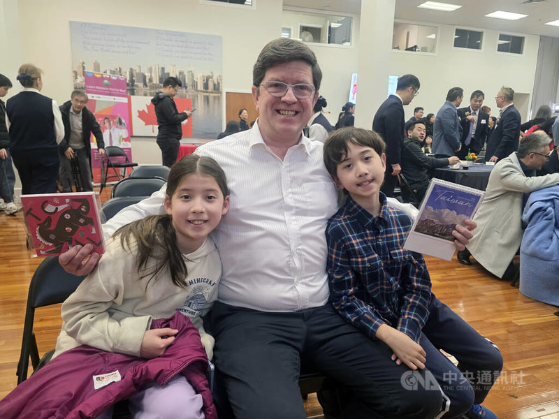 Stuart Fell（中）剛報名「台灣華語文學習中心」課程。他說，2個孩子正在慈濟人文學校學中文，有機會「親子共學」，讓學習語言變得更有樂趣。中央社記者程愛芬溫哥華攝　115年2月16日