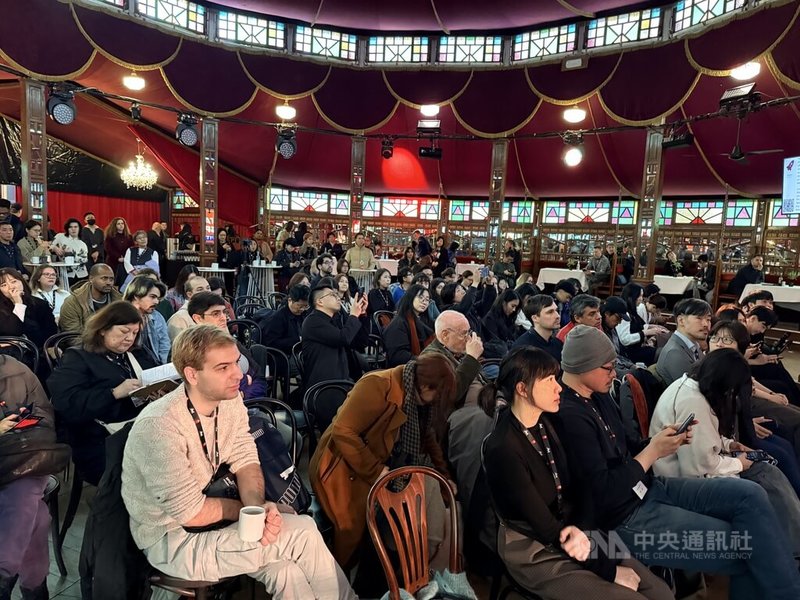 第76屆柏林影展期間舉行的歐洲電影市場展（EFM）台灣電影提案會吸引來自各國製片人、發行商與影視從業者到場參與，現場座無虛席。中央社記者林尚縈柏林攝 114年2月16日