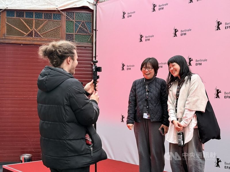 台灣影視創作者於柏林影展歐洲電影市場展（EFM）期間，與國際影視從業者交流互動並接受拍攝，展現台灣影視團隊在國際市場的能見度與合作潛力。中央社記者林尚縈柏林攝 114年2月16日