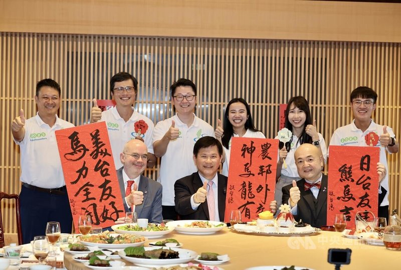 外交部長林佳龍（前排中）日前在外交部擺桌請團圓飯，農業青年大使不僅親自下廚準備佳餚，還特地請書法家客製化3幅春聯，期許台美日關係堅實。中央社記者張皓安攝　115年2月16日