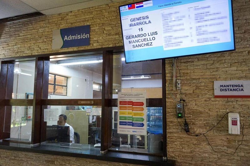 「巴拉圭醫療資訊管理效能提升計畫」協助當地公立醫院將手寫的掛號系統、病歷等數位化，當地民眾如今抬頭不僅可看到掛號資訊，也有巴拉圭和中華民國台灣的國旗。（洪沁毅提供）中央社記者楊堯茹傳真　115年2月16日