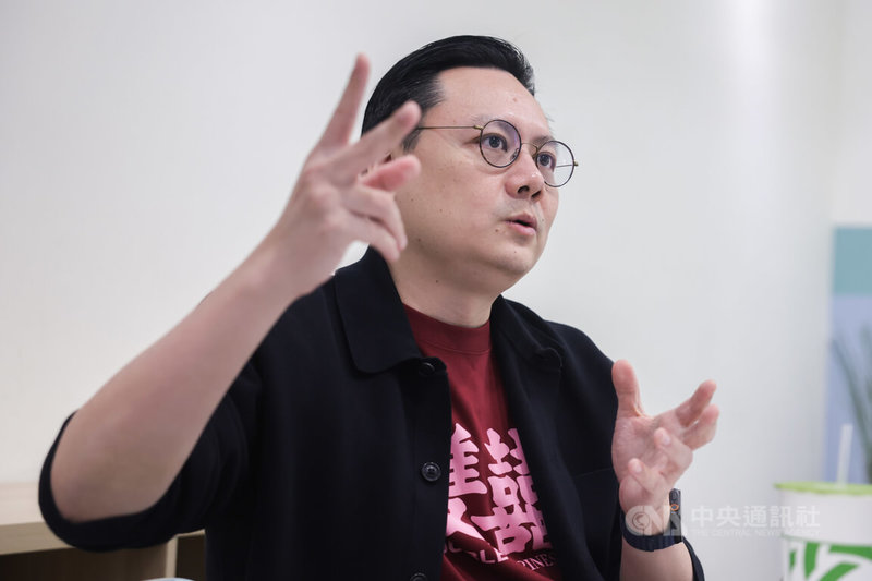 導演許承傑繼「孤味」後改編部分個人經驗成為電影「雙囍」,故事詼諧幽默不失溫馨。中央社記者裴禛攝 115年2月16日