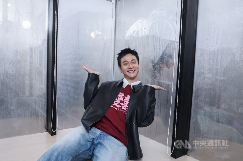 劉冠廷在「雙囍」飾演一天要辦2場婚禮的新郎，既有喜劇演出也有深沉內心戲，他認為戲外當爸爸後，感性開關被打開更能感受角色細節。中央社記者裴禛攝 115年2月16日