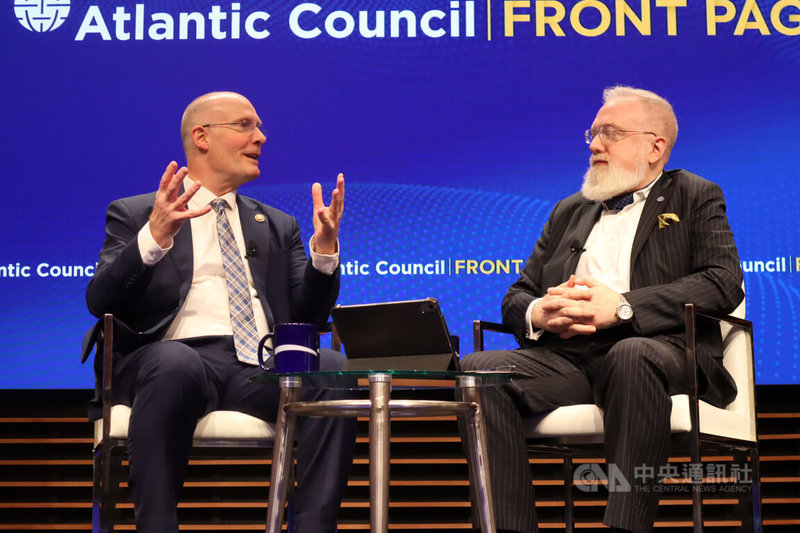 華府智庫「大西洋理事會」12日舉行「阻止對台侵略」座談，美國聯邦眾議院「美中戰略競爭特別委員會」主席穆勒納爾（左）出席。中央社記者鍾佑貞華盛頓攝　115年2月16日