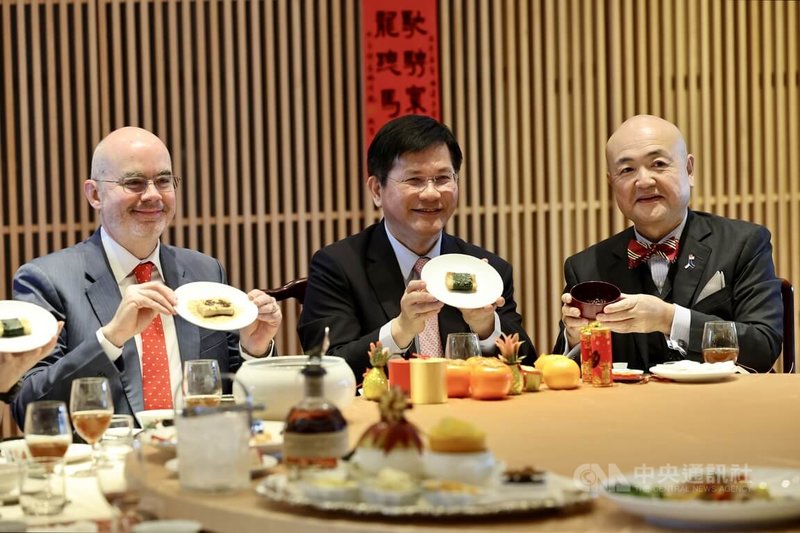 外交部長林佳龍（中）在外交部擺桌請團圓飯，美國在台協會（AIT）處長谷立言（左）和日本台灣交流協會代表片山和之（右）出席，片山和之帶3種日本新年會吃的日式年糕。中央社記者張皓安攝　115年2月16日