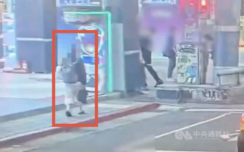 邱姓男子（紅框處）15日晚間在台北市西門町商圈徒手攻擊路人後逕自離去，萬華警分局獲報迅速調閱周遭監視器畫面追查，16日在松山機場逮獲犯嫌。（翻攝照片）中央社記者余曉涵傳真　115年2月16日